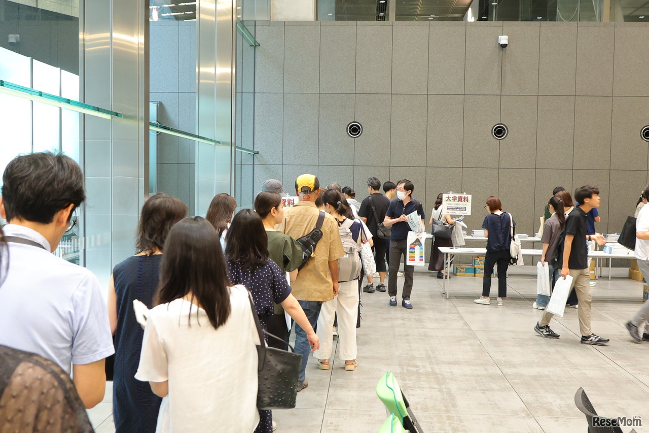 全国25大学が出展、最新の情報を求めて多くの親子が集まった