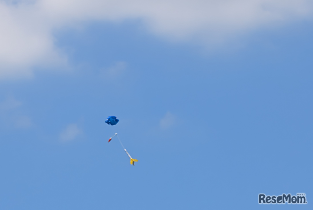 打ちあがったロケットはパラシュートが開いて降下する