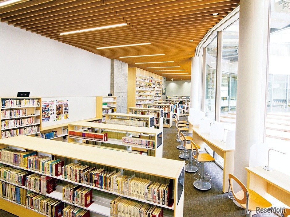 大きな窓をもつ明るい図書館