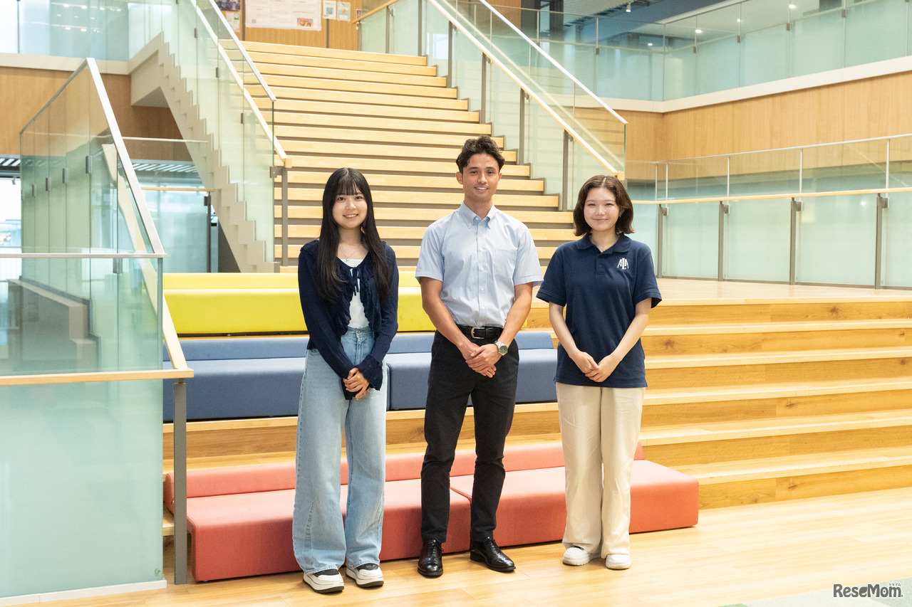 左から、国際基督教大学 教養学部 アーツ・サイエンス学科 1年生のY・Hさん、小林トーマス周平先生（ドルトン東京学園中等部・高等部　保育体育科／入試広報室）、立教大学 法学部 法学科 1年生のM・Yさん