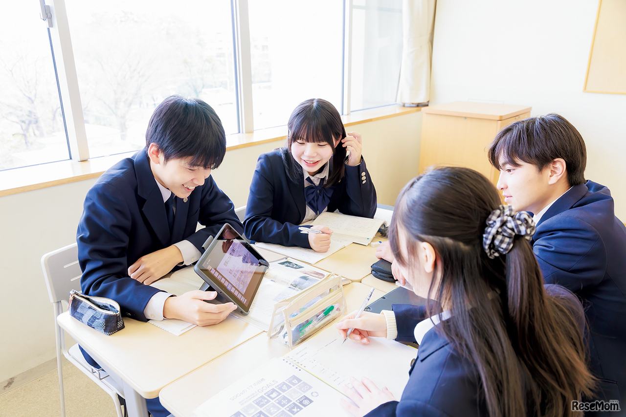 中学ではiPad、高校ではPCを1人1台購入し、授業や家庭学習でも活用