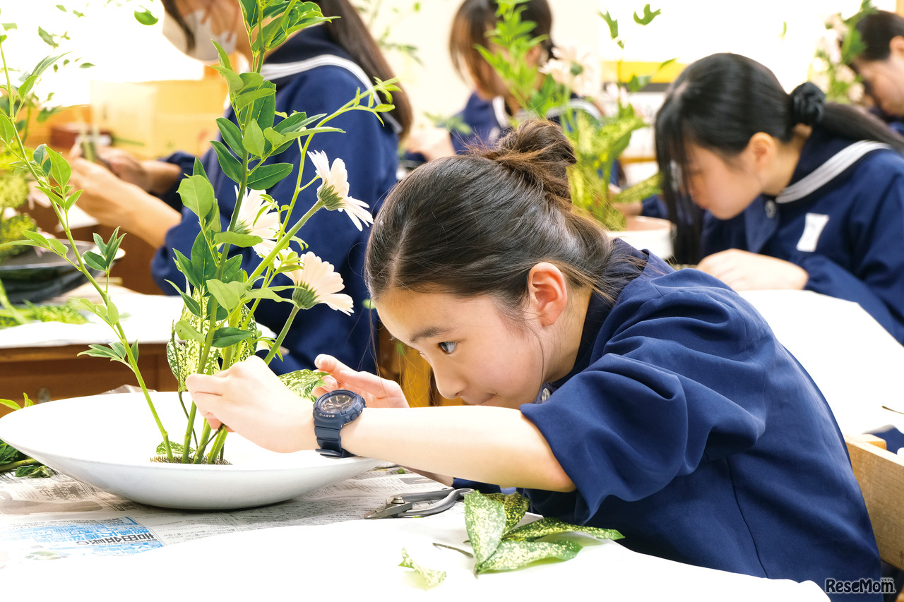 中1の華道の授業のようす