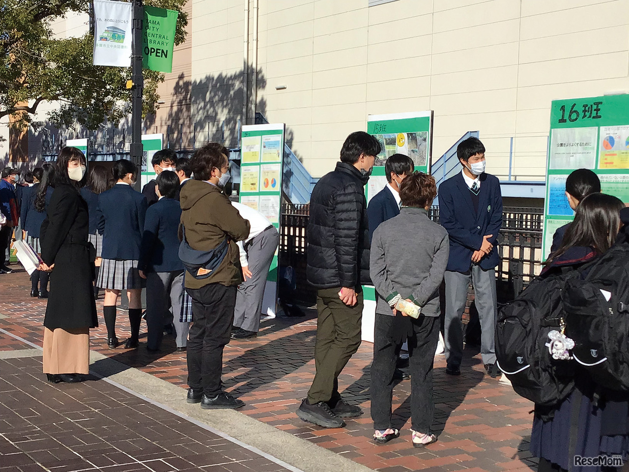 多摩センター駅前でおこなわれた「街なかプレゼンテスト」のようす