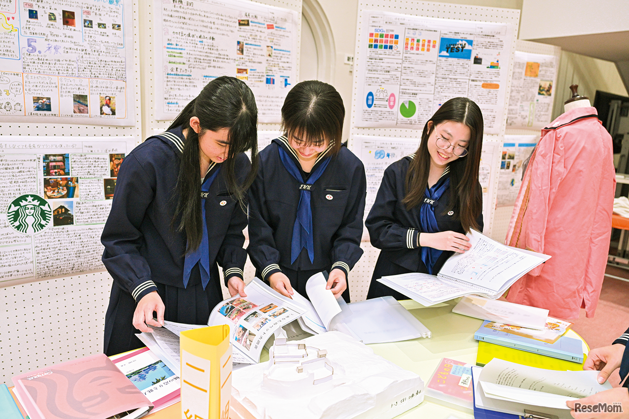 中3が1年間テーマを追う「年間研究」の展示