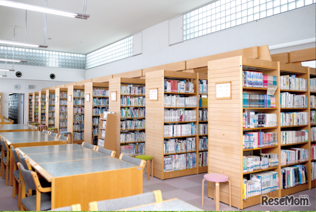 65,000冊の蔵書を誇る図書館。年間約1,700冊の新規図書を購入している