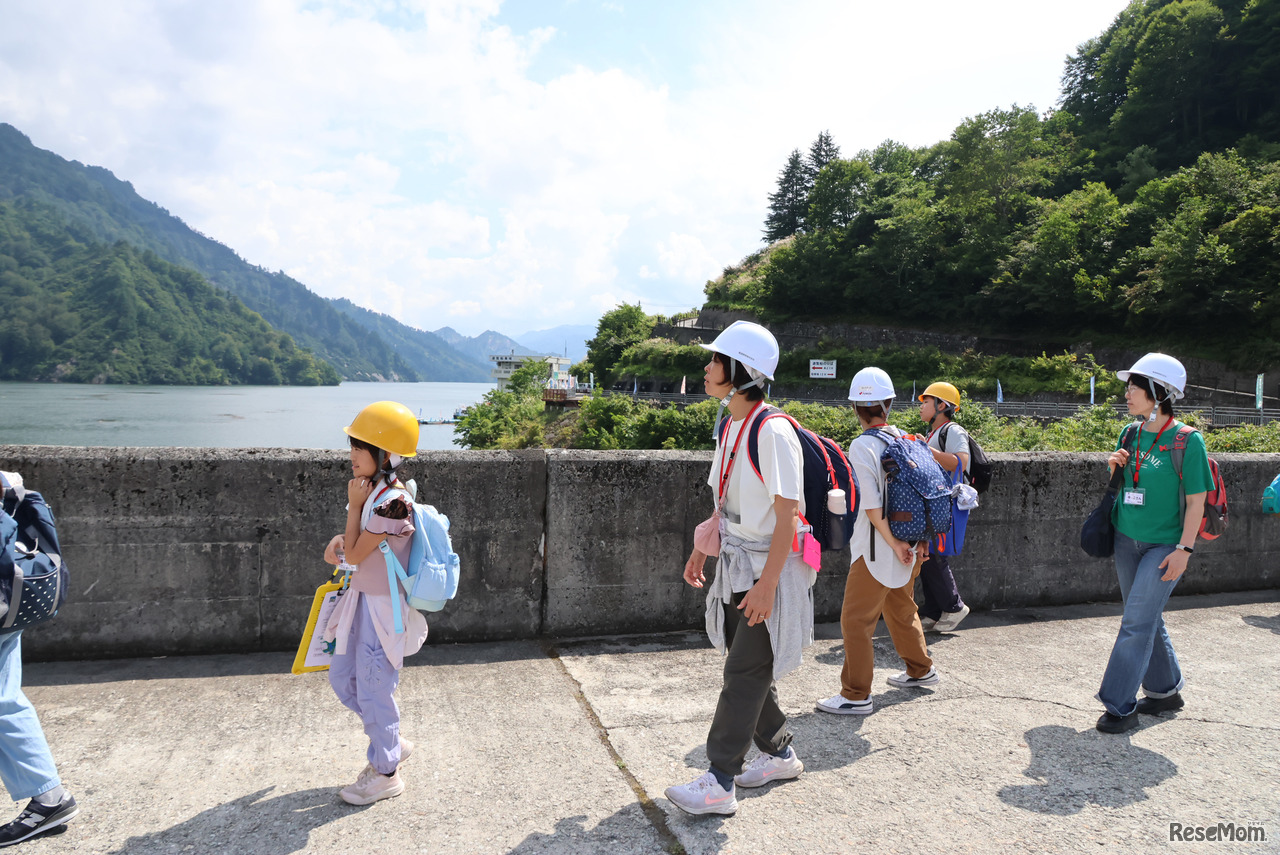 ダム湖を見ながら天端を歩く