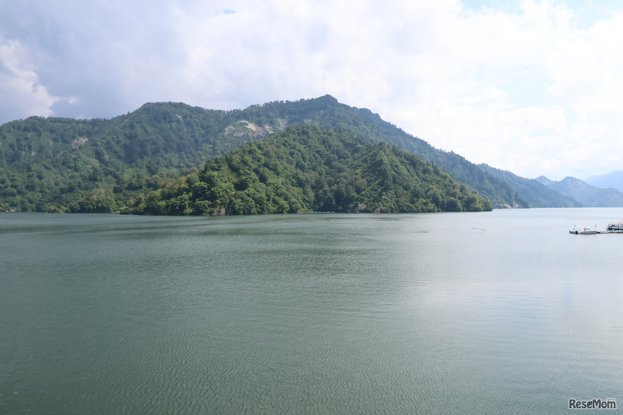 右側には奥只見湖と森が広がり、その雄大な景色に思わず目を奪われる