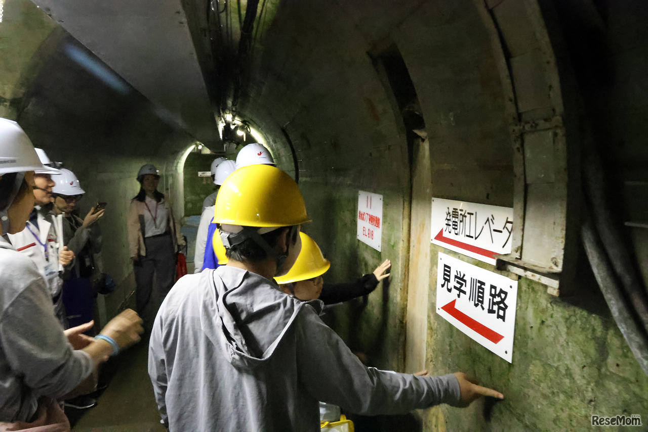 ダム内の連絡通路は年間通じて室温は10度前後。エレベーターを降りると一気に冷たい空気になった