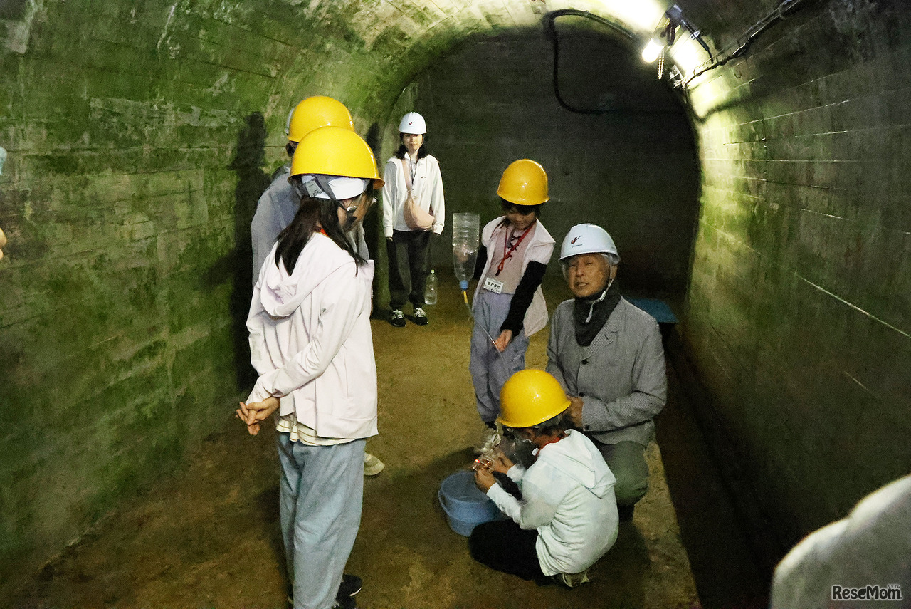 「発電開始！」の指令で地下水を流すと、ミニ発電機が点灯。電気をつくる「指令塔」の役割を体感した