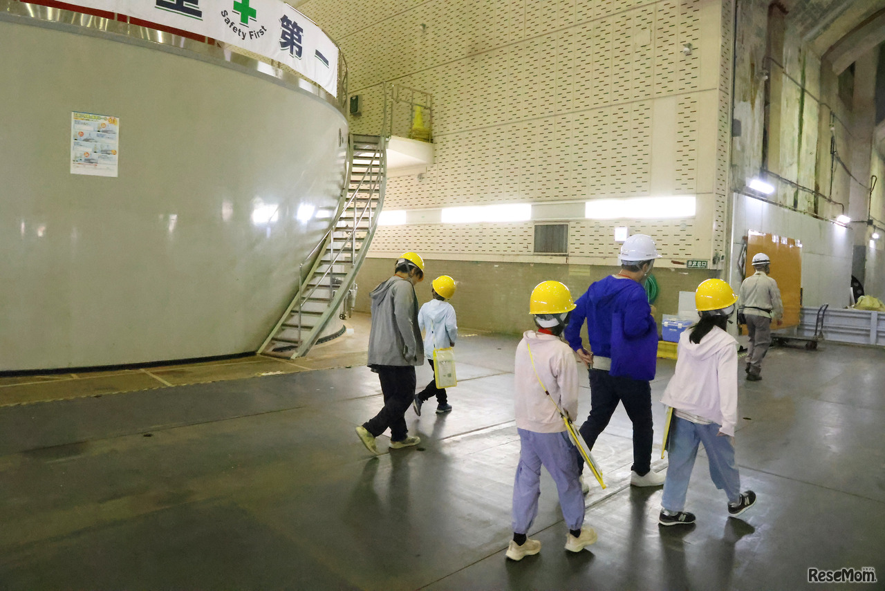 巨大な設備と響く音に驚きながら、発電所の大きさを体感した