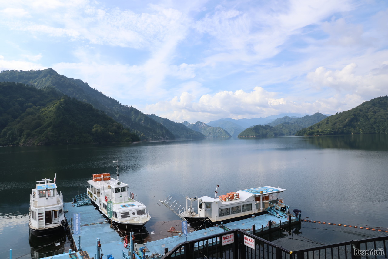 遊覧船に乗ってダム湖を横断