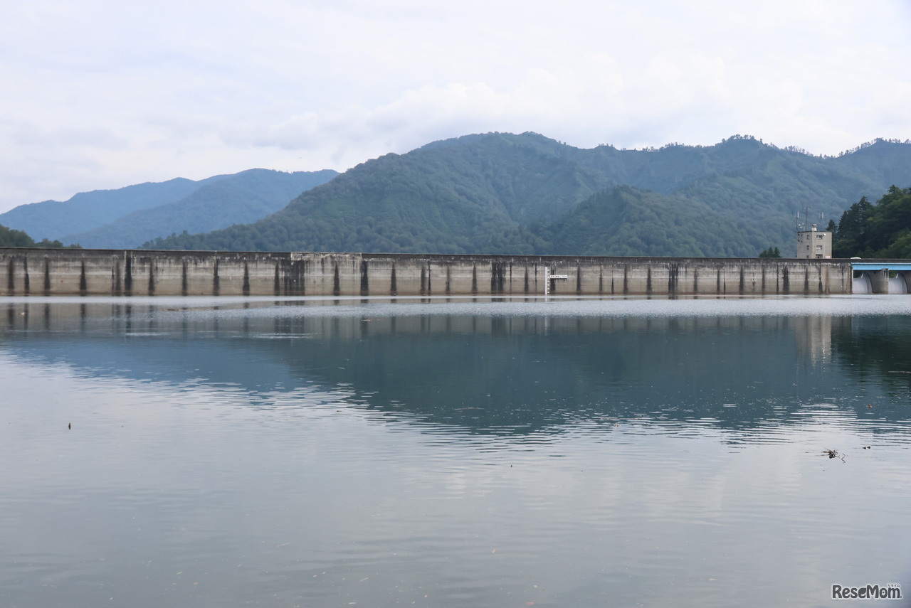 ダム湖から見える天端。見る場所が変わることで、ダムの大きさをあらためて実感した