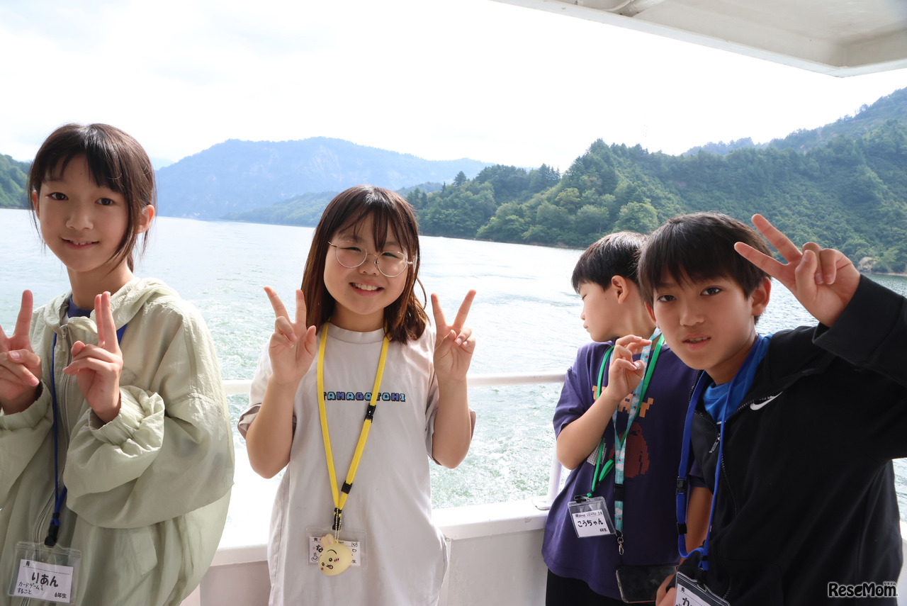 広いダム湖を遊覧船で横断する贅沢な時間