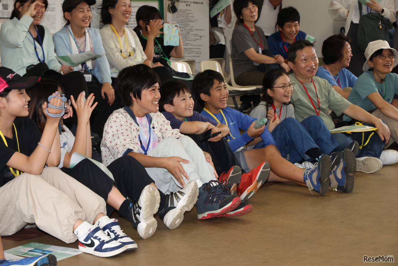 突然の配役にもかかわらず、保護者たちは感情豊かに熱演。子供たちは大爆笑