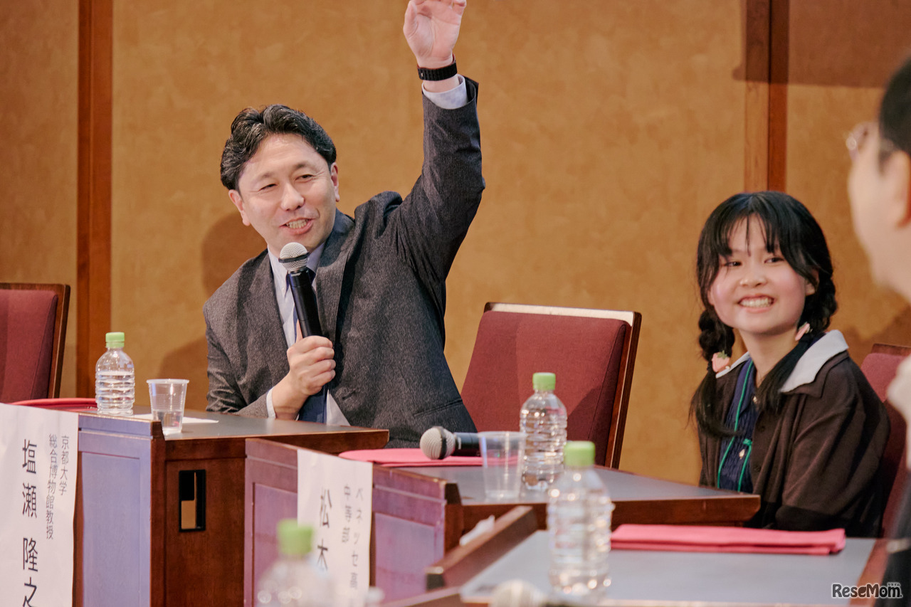 大勢の聴衆を前に緊張する中学生たちを和ませる塩瀬氏