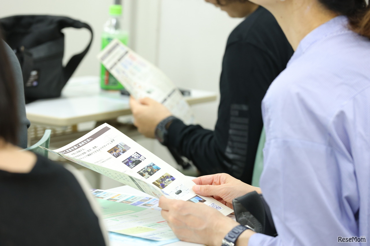 量子力学はどう社会に生かされるのか、身近なエピソードを交えた解説に引き込まれる参加者。
