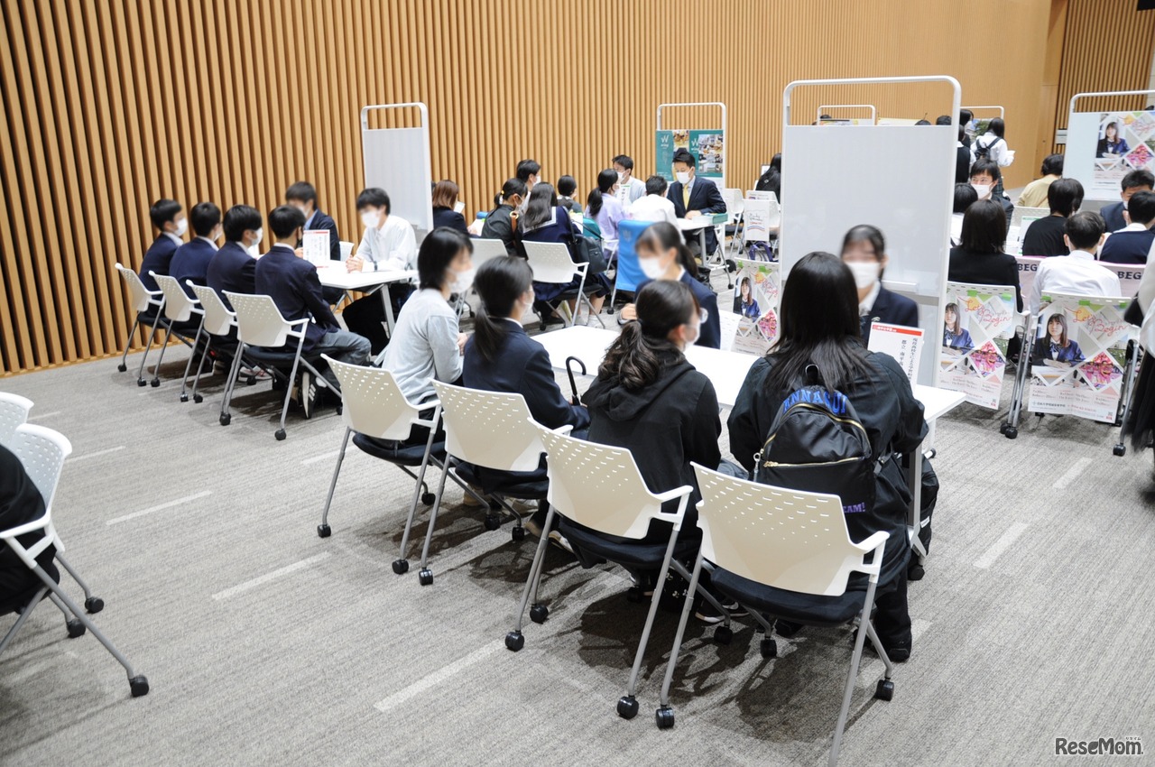 現役高校生による学習相談コーナーのようす