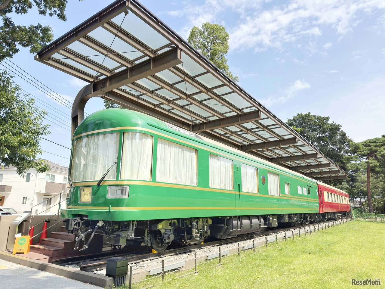 清瀬市立中央公園内に設置されている「夢空間」のダイニングカーとラウンジカー