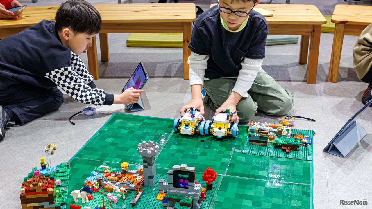 自分で組んだプログラムでレゴロボットを走らせ、マインクラフトマップ上でお宝獲得に挑戦