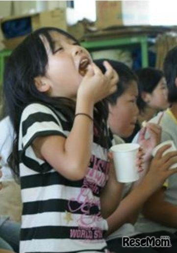 できたてのポップコーンをほおばる