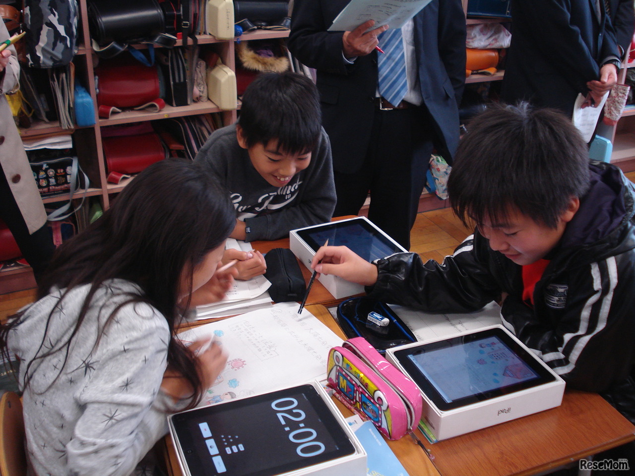 写真1　友達のリーフレットを基に交流する子どもたち