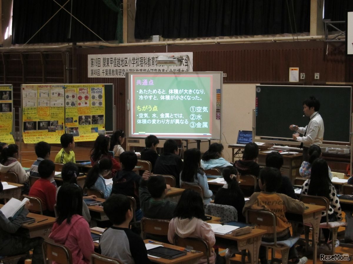 写真1　千葉県船橋市立中野木小学校で公開された、先進的なICTを活用した授業。電子黒板とタブレット端末、デジタルスクールノートなどを活用