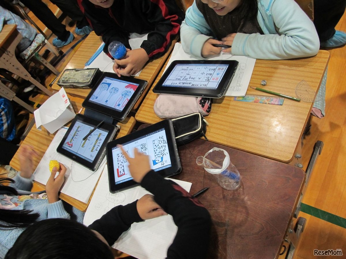 写真5　公開授業の模様その2。班編成で学習。課題の仮説を考え、グループごとに話し合う。ここから子どもたちはデジタルスクールノートを使って考えをまとめていく