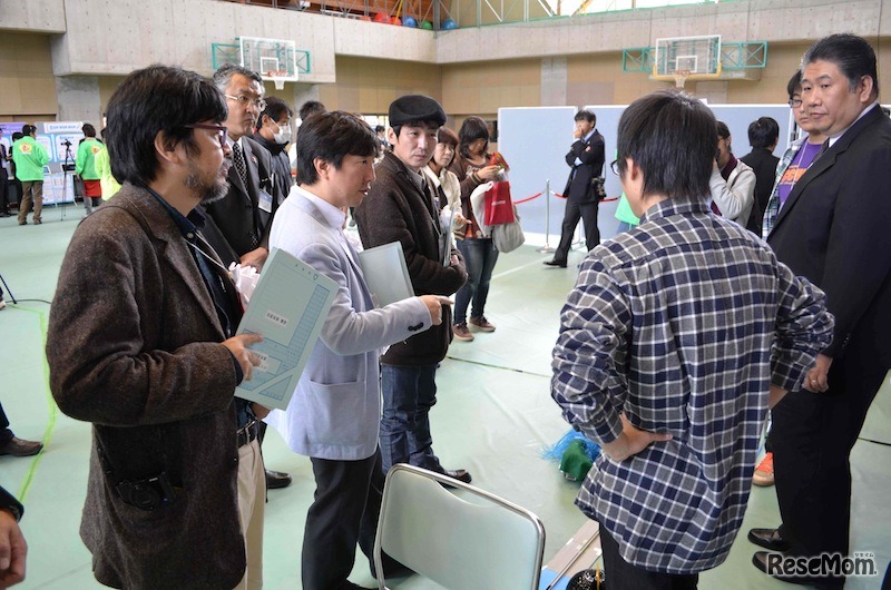 モバイル部門、審査員の質問に答える参加者