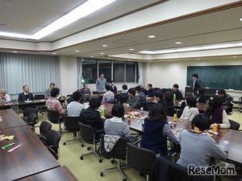 実験教室の後に開催した卒業生の教員と教職課程の学生との交流会