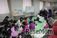 漢字を学ぶ参加者