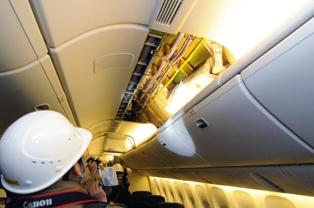 機内からみた配線。防音・断熱材をはがしたところに見える部分は、機体外壁の裏側