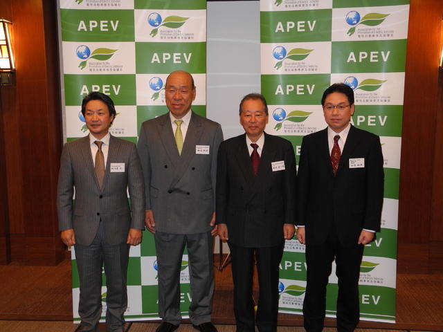 電気自動車普及協議会の会見。（左から）ダッソー・システムズの鍛治屋清二社長、電気自動車普及協議会の田島伸博代表幹事、同協議会の福武總一郎会長、東京大学大学院の山内祐平准教授