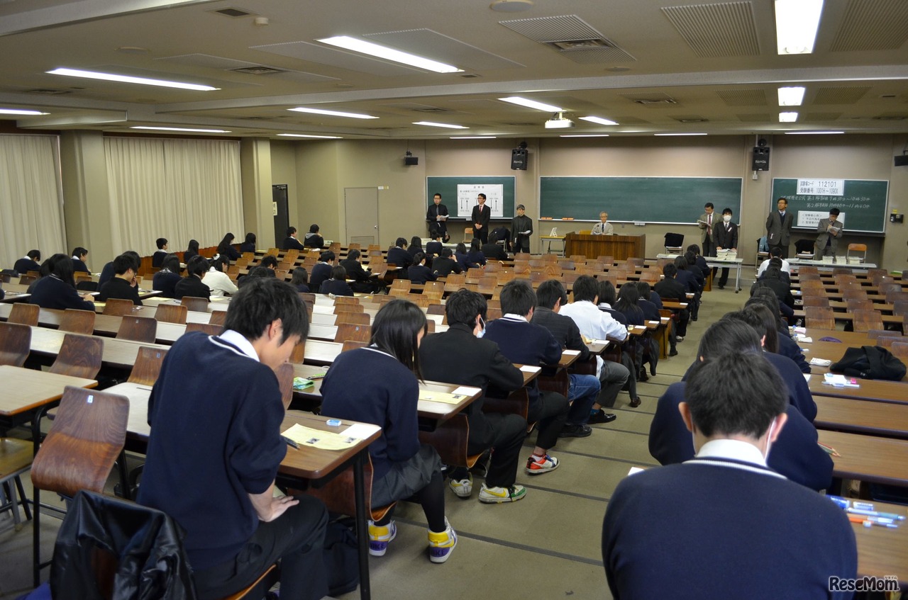 試験開始直前の会場の様子（筑波大学第一試験場）