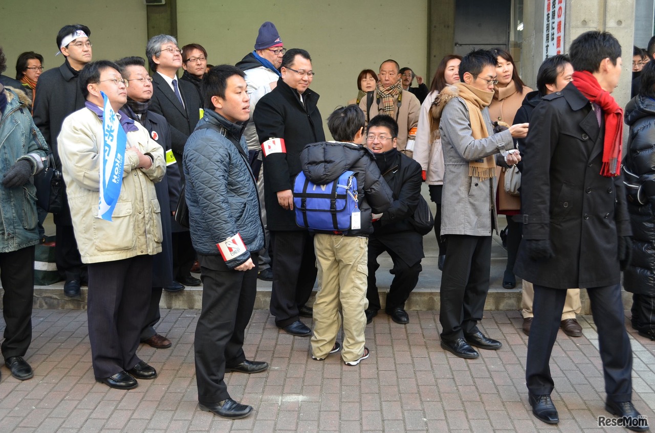 受験前に塾の先生と握手