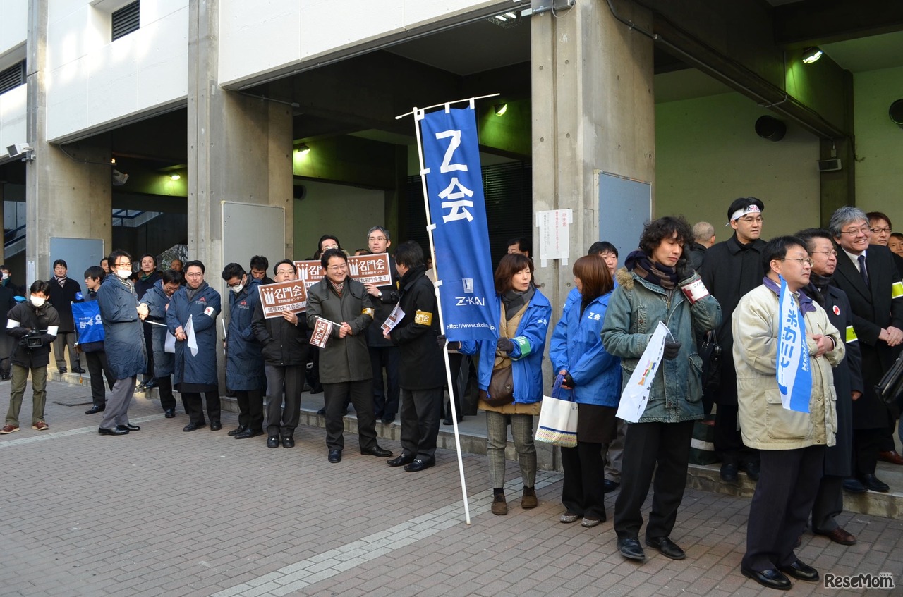 受験生を見送る塾関係者