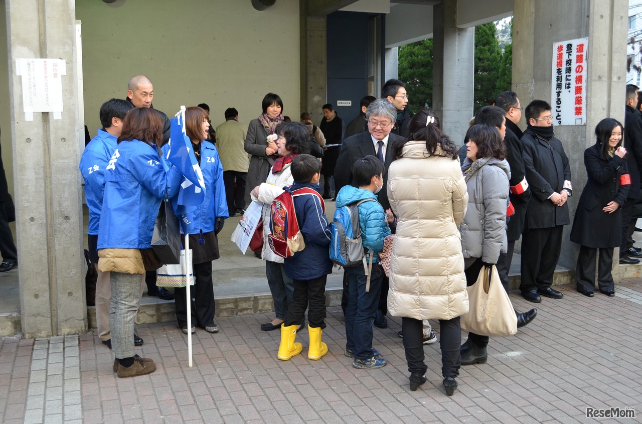 受験前に塾の先生と握手