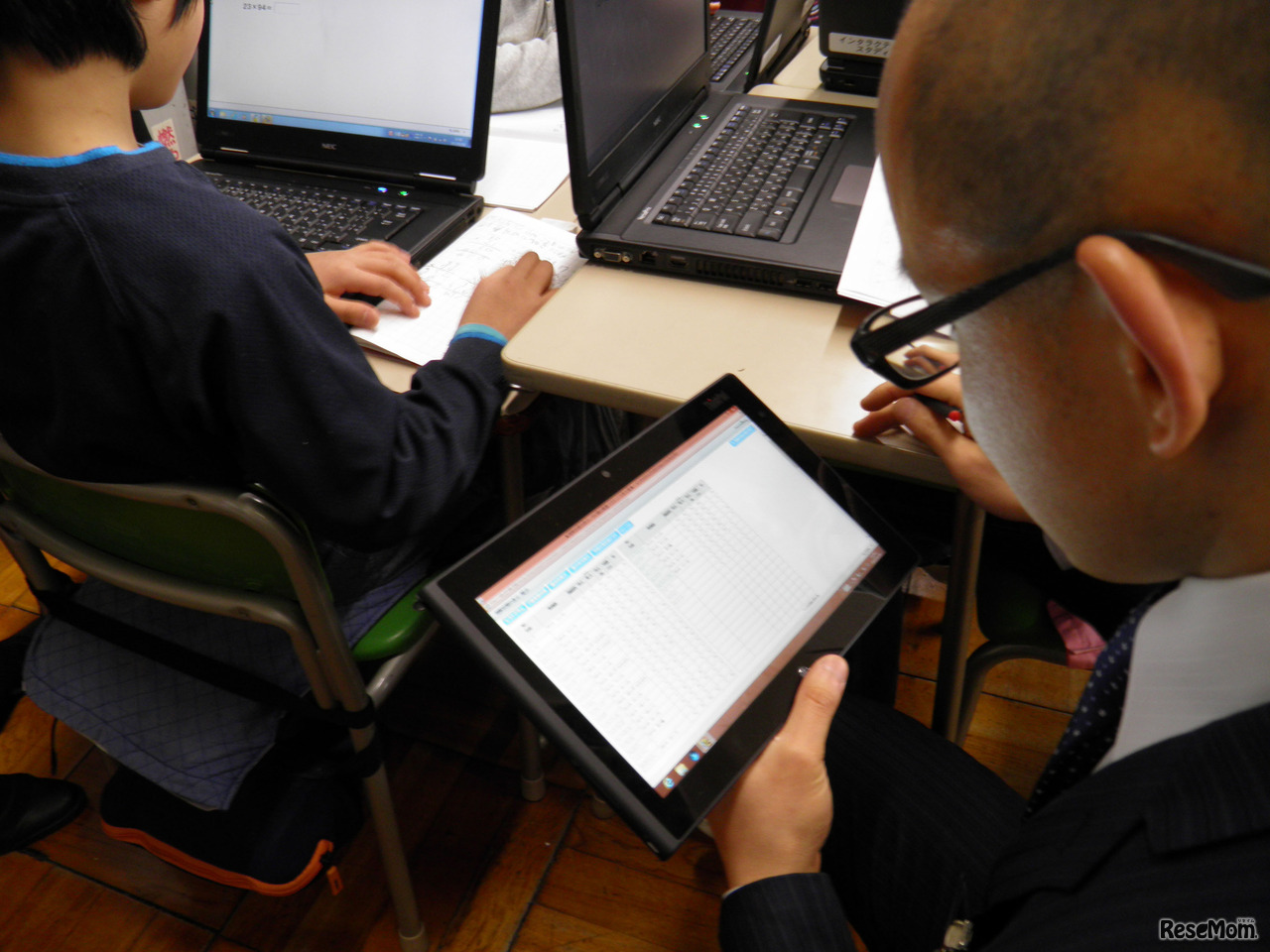 【算数・3年】教師は、生徒の進捗をタブレットPCで確認する