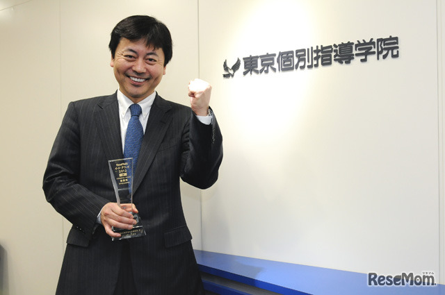 トロフィーを手に喜びの表情の齋藤勝己氏