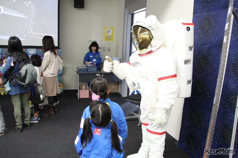 宇宙飛行士と記念撮影