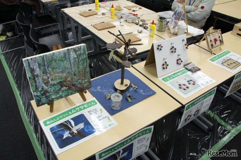 紙粘土やどんぐり、松ぼっくりなど自然素材を使ったクラフトワーク