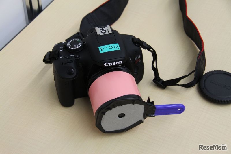 虫めがねを使ったカメラレンズをつくる体験