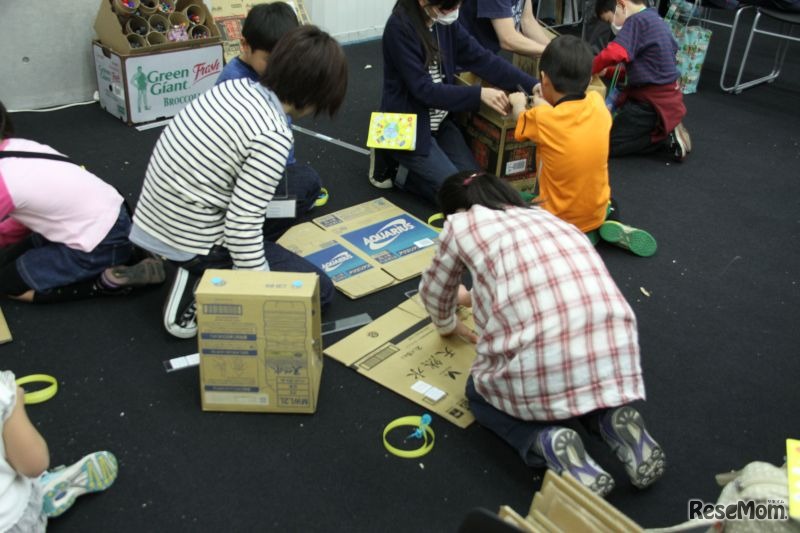 段ボールでイスをつくる。もちろん持って帰れる