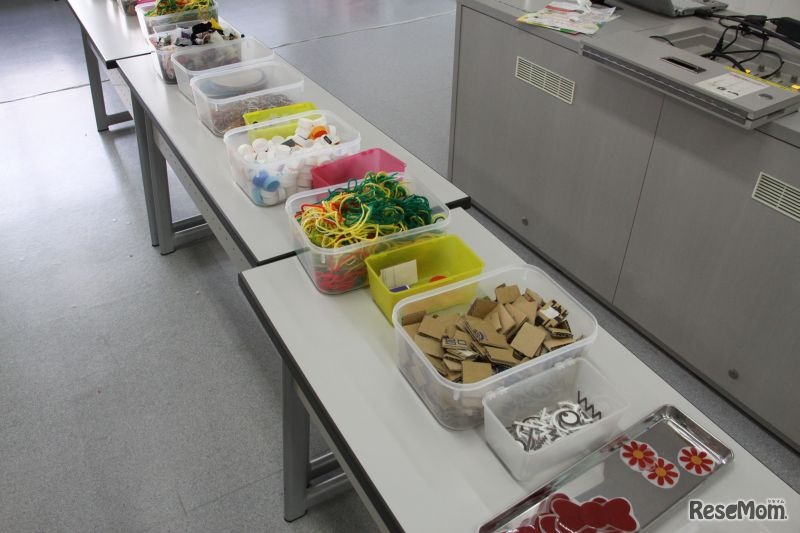 自分でクレイアニメをつくるためのパーツ群。子どもたちは好きな部品を選んで顔をつくっていく