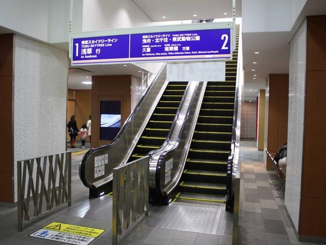 とうきょうスカイツリー駅の改札内コンコースとホームをつなぐエスカレーター。