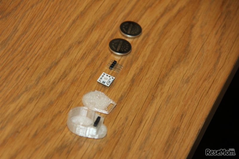 Day1―光る部分も分解。LEDモジュールは「BlinkM」というキットで市販されている。ケースは3Dプリンタで作成しているとのこと