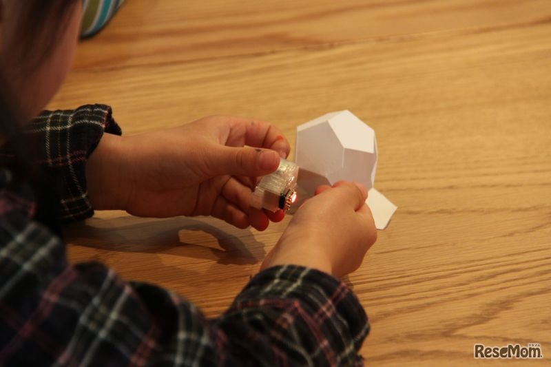 中を開けるとLEDのついた部品が