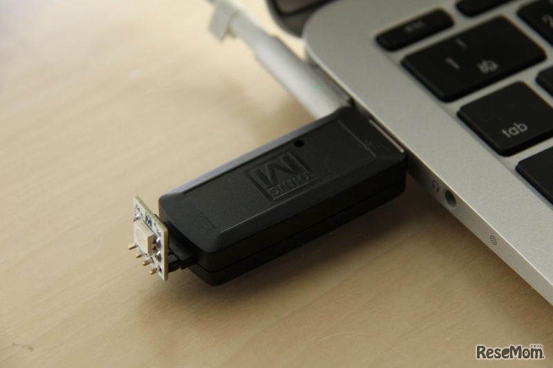 BlinkMというマルチカラーのLEDチップモジュールと、PC経由でプログラムするためのドングル