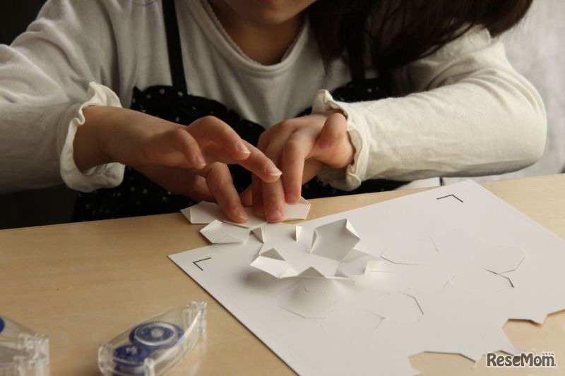 のりしろを折ってテープのりで組み立てる