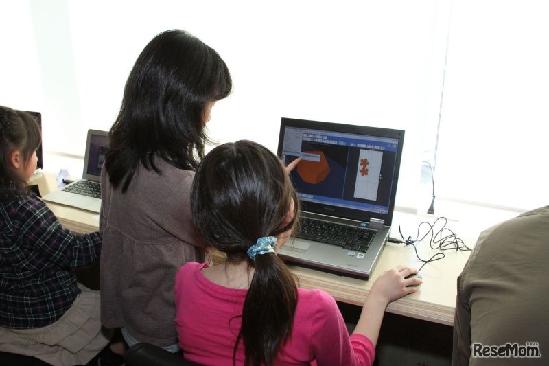 高学年の子どもでPC操作ができる子は下の子に教えたりすることでコミュニケーションスキルも高まる