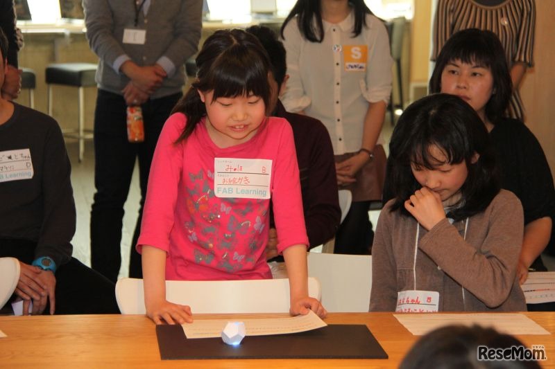 自分の作った「光」を発表する。プレゼン能力もこれからは重要なスキルのひとつだ